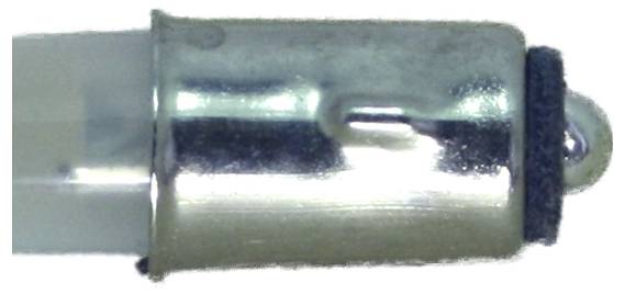 Nahaufnahme van een zilveren metalen kabelconnector met een zijdelings oog en donkere eindkap, weergegeven tegen een witte achtergrond.
