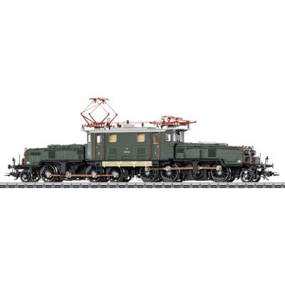 Zijkant van een donkergroene vintage elektrische locomotief met een rode stroomboog, weergegeven op sporen tegen een witte achtergrond.