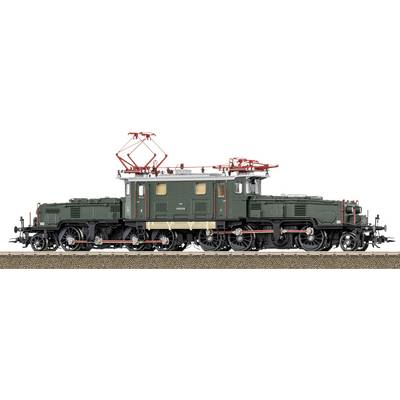 Zijkant van een groen vintage elektrische locomotief met rode dakuitrusting op sporen tegen een witte achtergrond.