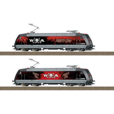 Zijdelingse zijkanten van een zwart en rood elektrisch locomotiefmodel met 'W:O:A 2026' en 'Party On!' concertgraffieken, weergegeven op sporen.