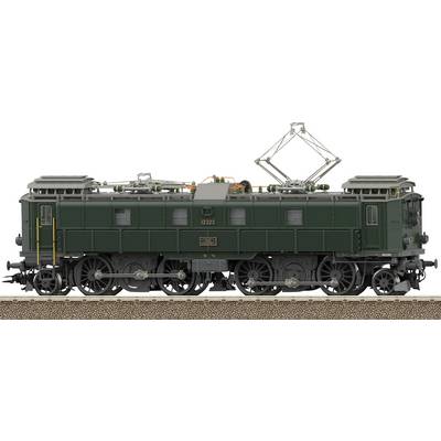 Zijkant van een donkergroene elektrische locomotief op rails, met dak-gemonteerde stroomafnemer omhoog gericht tegen een witte achtergrond.