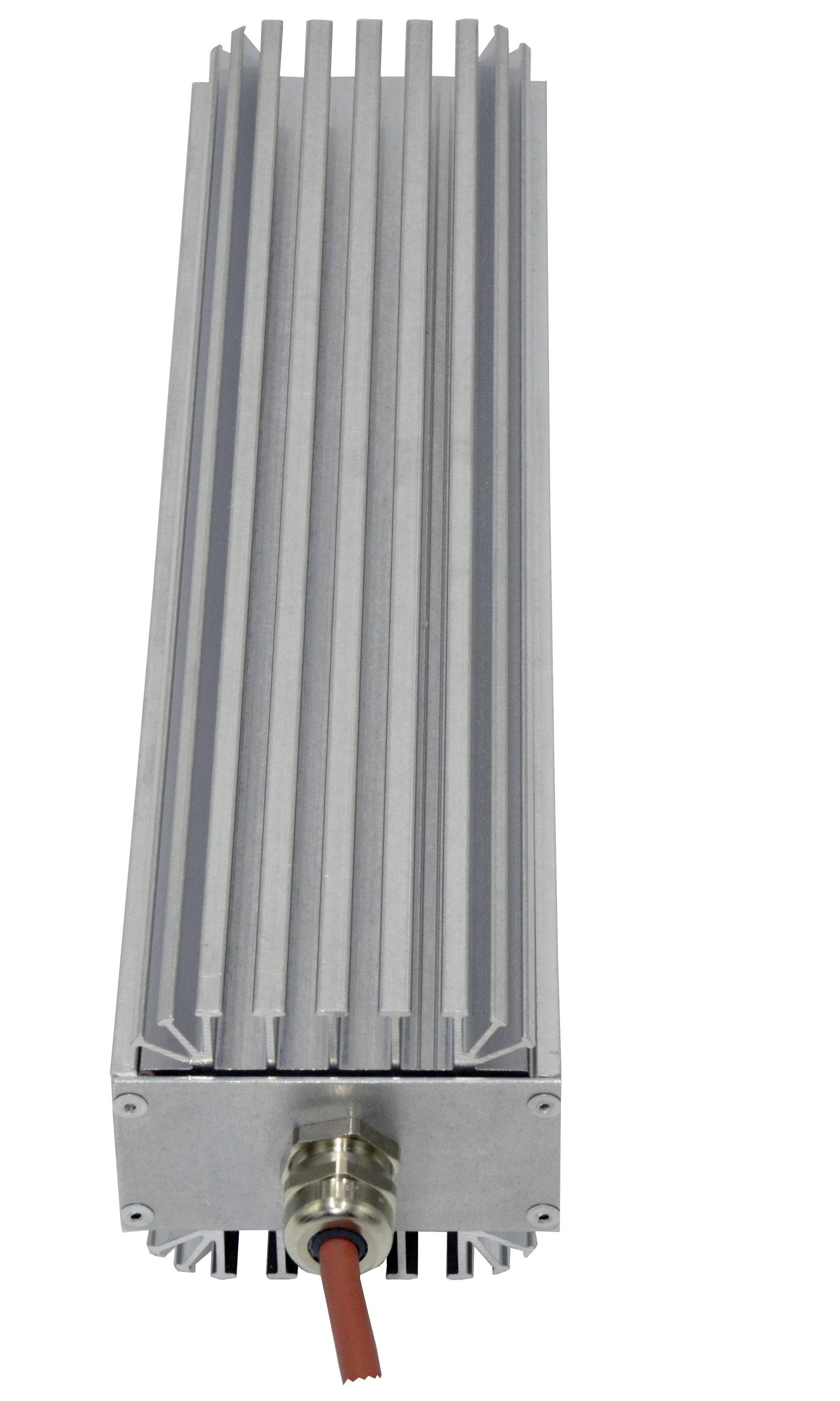 Zilveren gefineerde aluminium koellichaam met een rode kabel bevestigd aan de basis, weergegeven op een eenvoudige witte achtergrond.