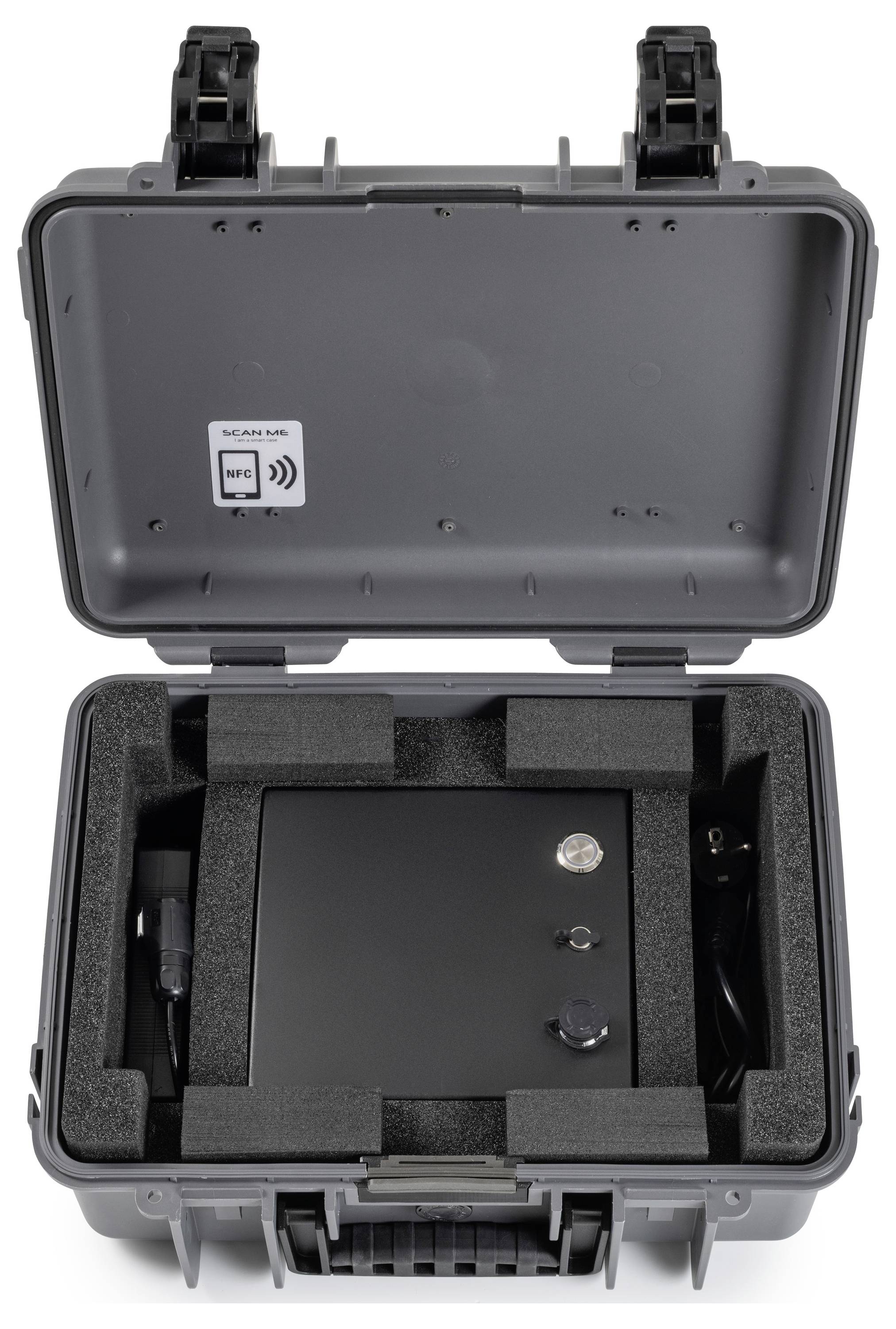 Open zwarte hardcase met schuiminsert met daarin een compact zwart apparaat en kabels, met een NFC/draadloze tag op het deksel.
