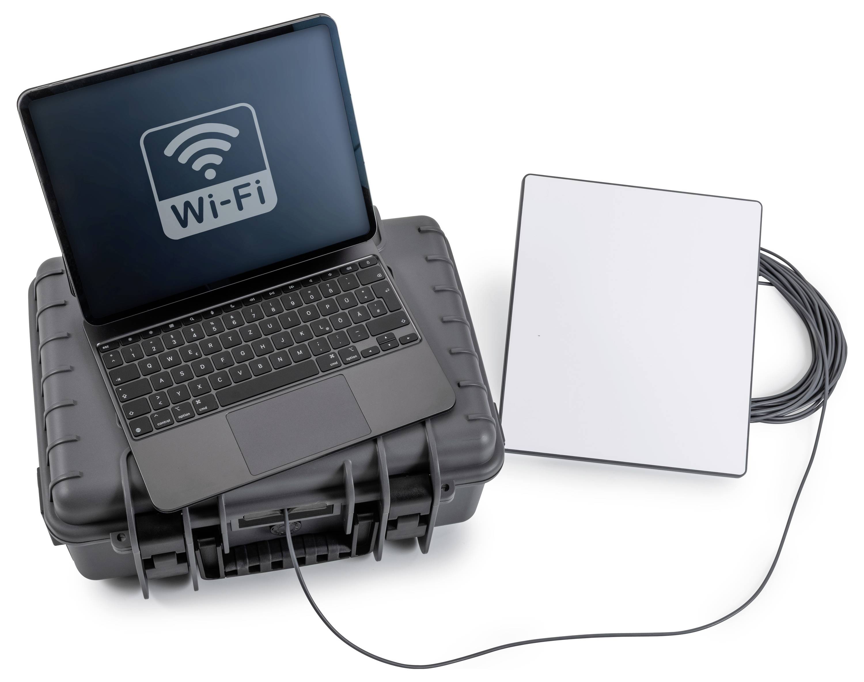 Laptop in een robuuste koffer verbonden via kabel met een rechthoekige Wi-Fi-antenne, wat op draagbare internet- of netwerkuitrusting duidt.