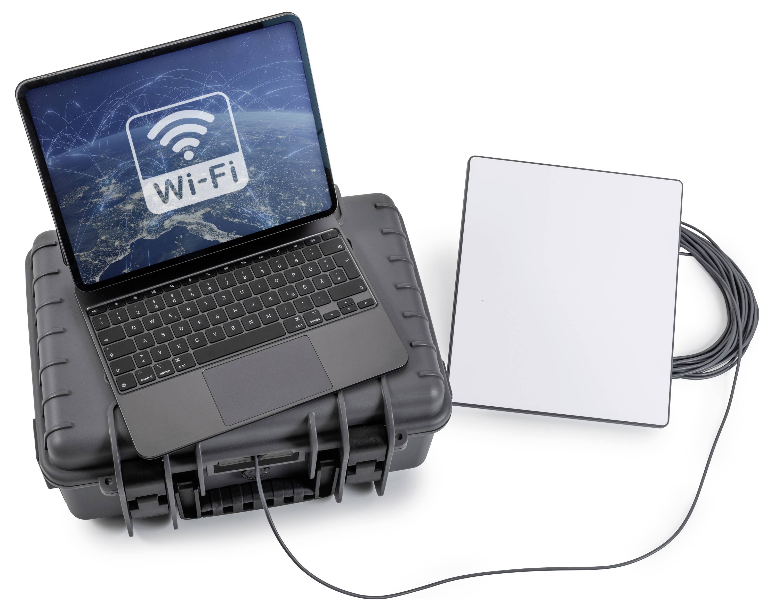 Laptop verbonden met Wi-Fi aan een vierkante externe antenne, beide beveiligd in een robuuste behuizing met een aangesloten kabel.