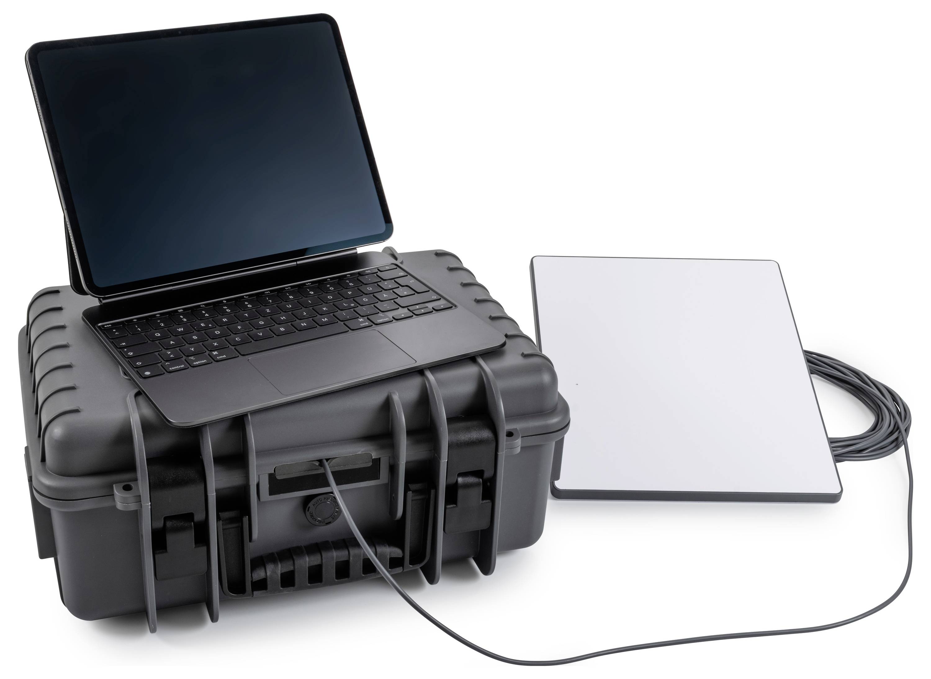 Draagbaar laptopwerkstation met een laptop in een robuuste koffer naast een verbonden tablet-achtig aanraakpad en kabels.