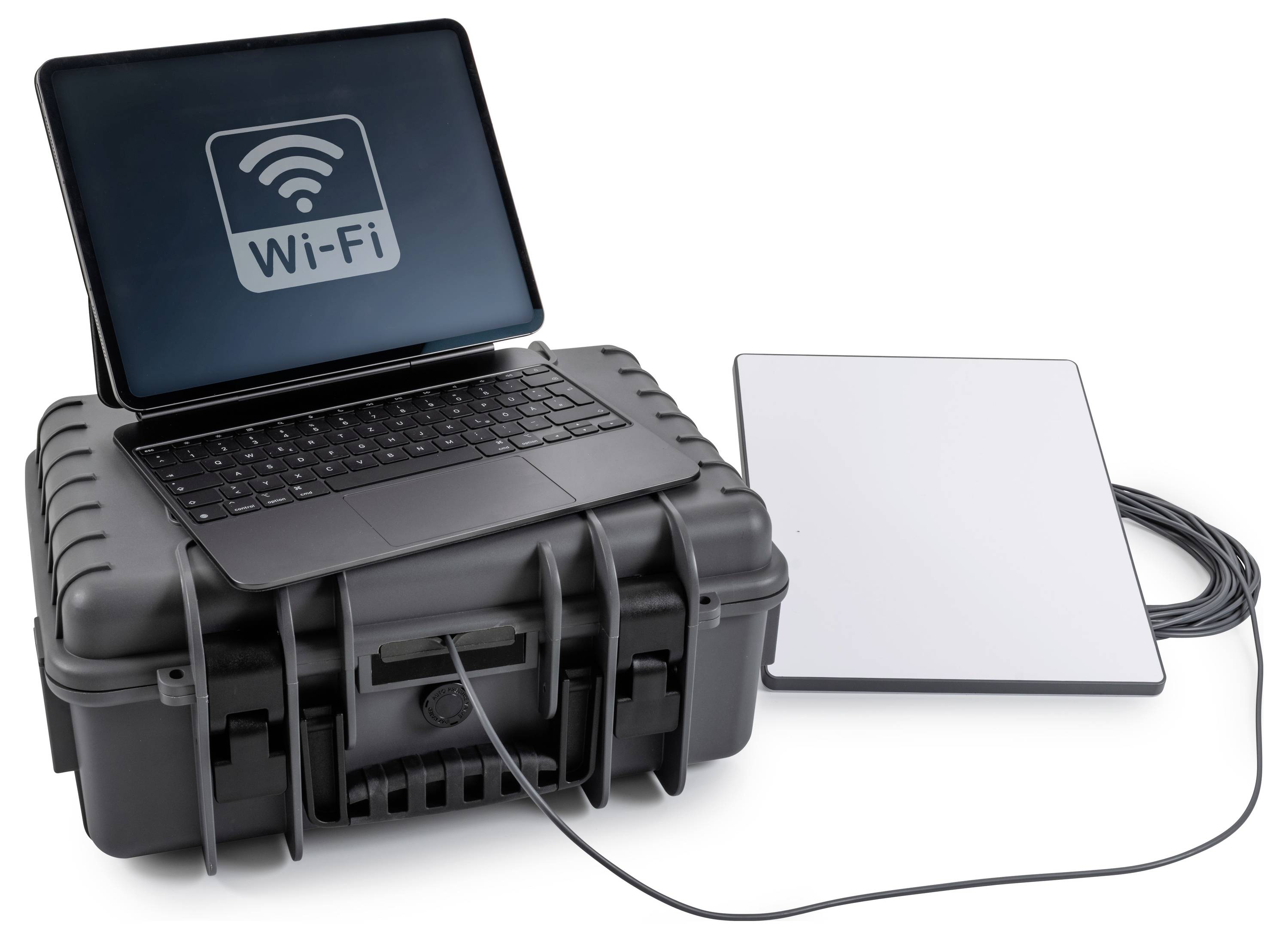 Een robuuste zwarte koffer met een laptop met een Wi-Fi-symbool ernaast en een witte platte paneelantenne verbonden door kabels, wat wijst op draagbare draadloze netwerkingsapparatuur.