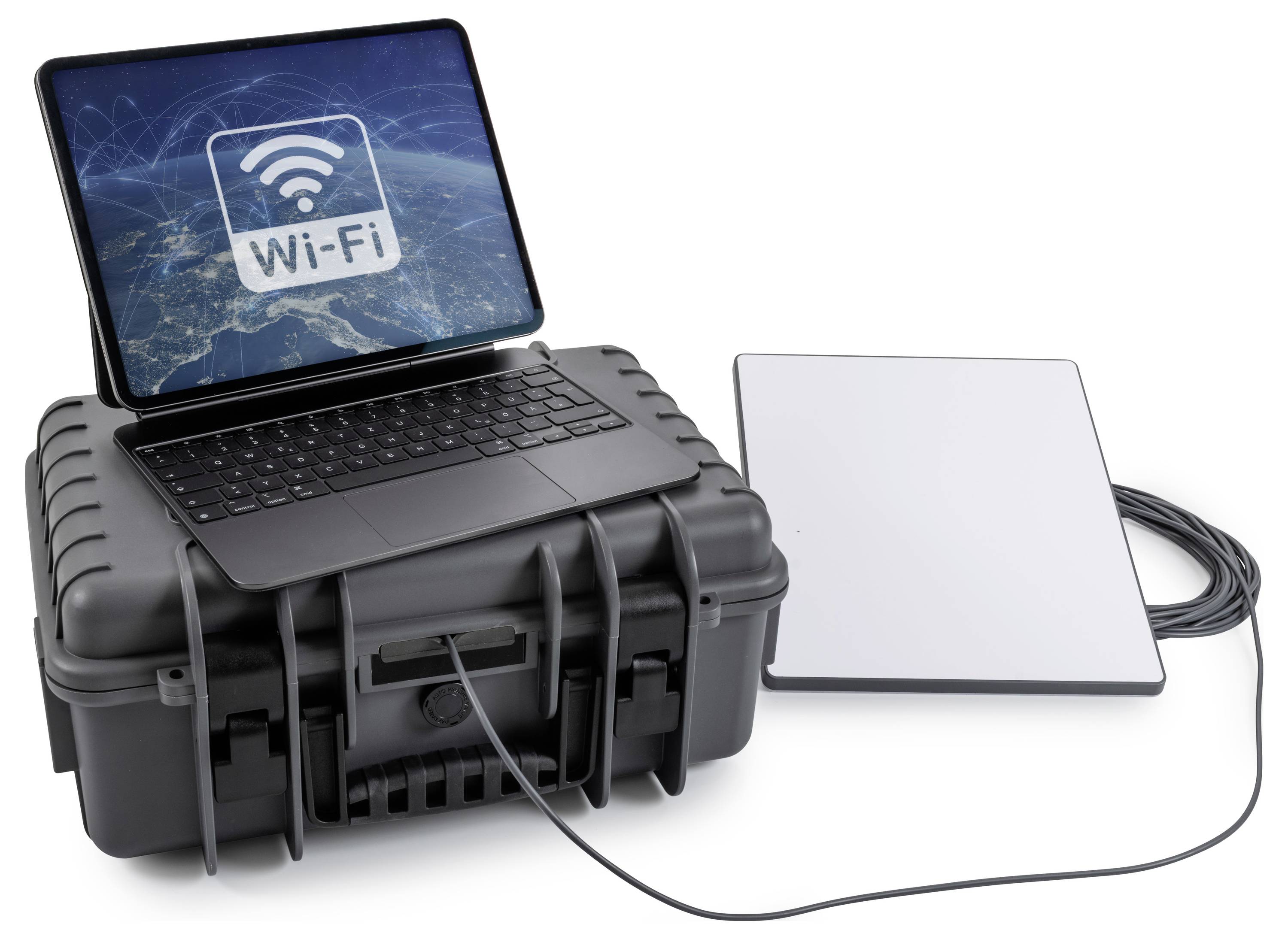 Laptop met 'Wi‑Fi' op een robuuste apparatuurkist naast een platte paneelantenne met kabels, wat een draagbare draadloze netwerkinstallatie suggereert.