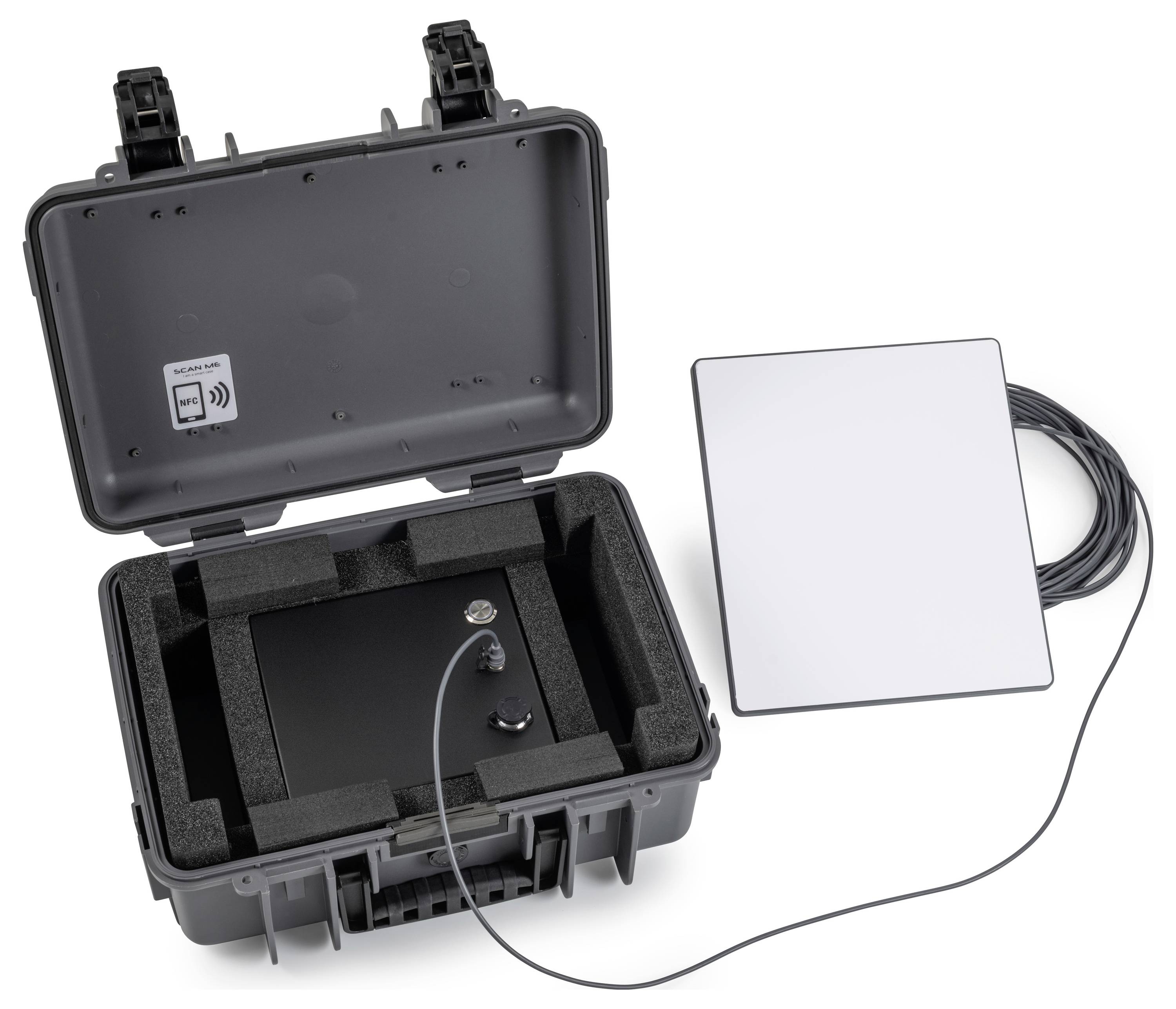 Open zwarte hardcase met een compact elektronisch apparaat met bijgevoegde kabel, naast een plat vierkant antennepaneel op een witte achtergrond.
