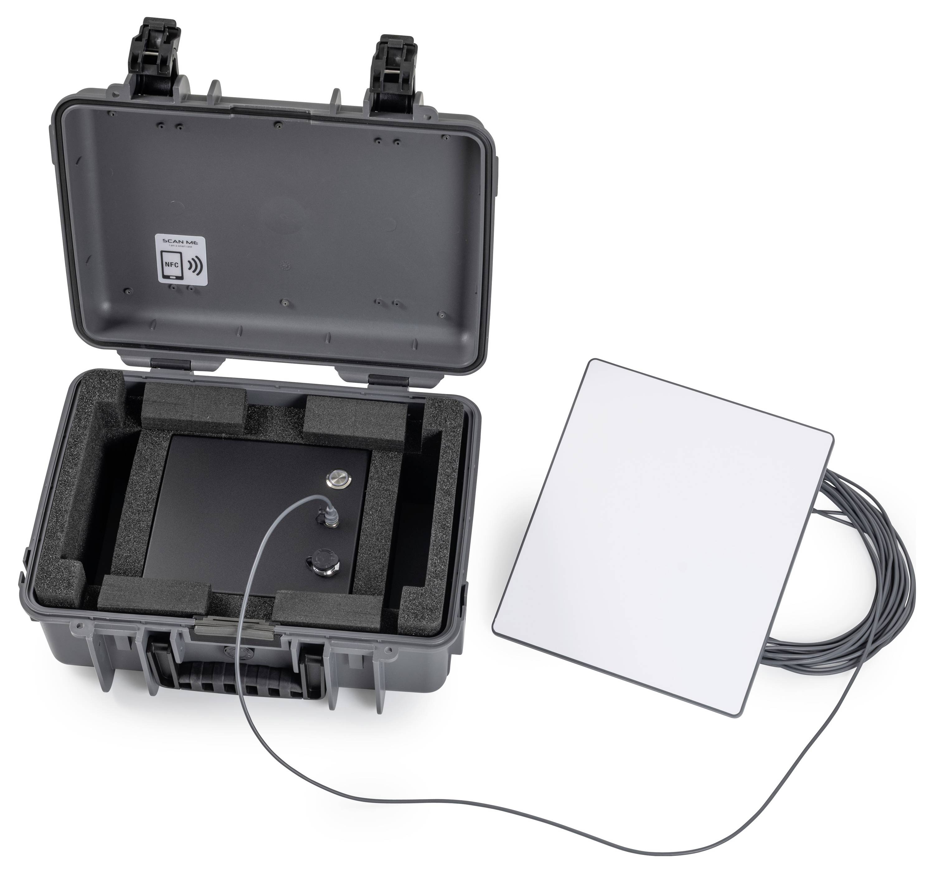 Open hardcase met schuiminsert met een zwart elektronisch apparaat, plus een bijgehorende vierkante witte externe antenne en kabel.
