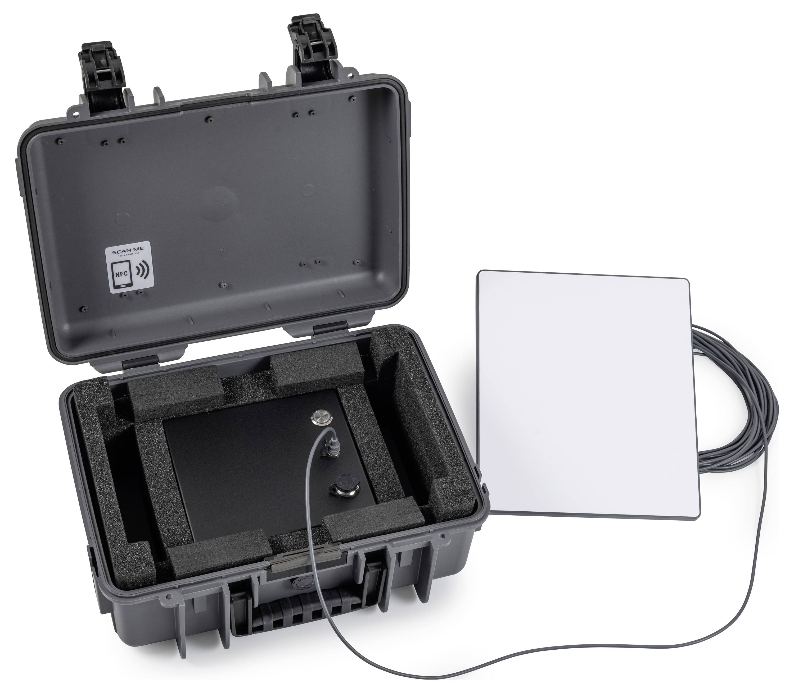Draagbare robuuste koffer met daarin een zwart elektronisch apparaat met kabel, samen met een wit rechthoekig antenne- of sensorpaneel.