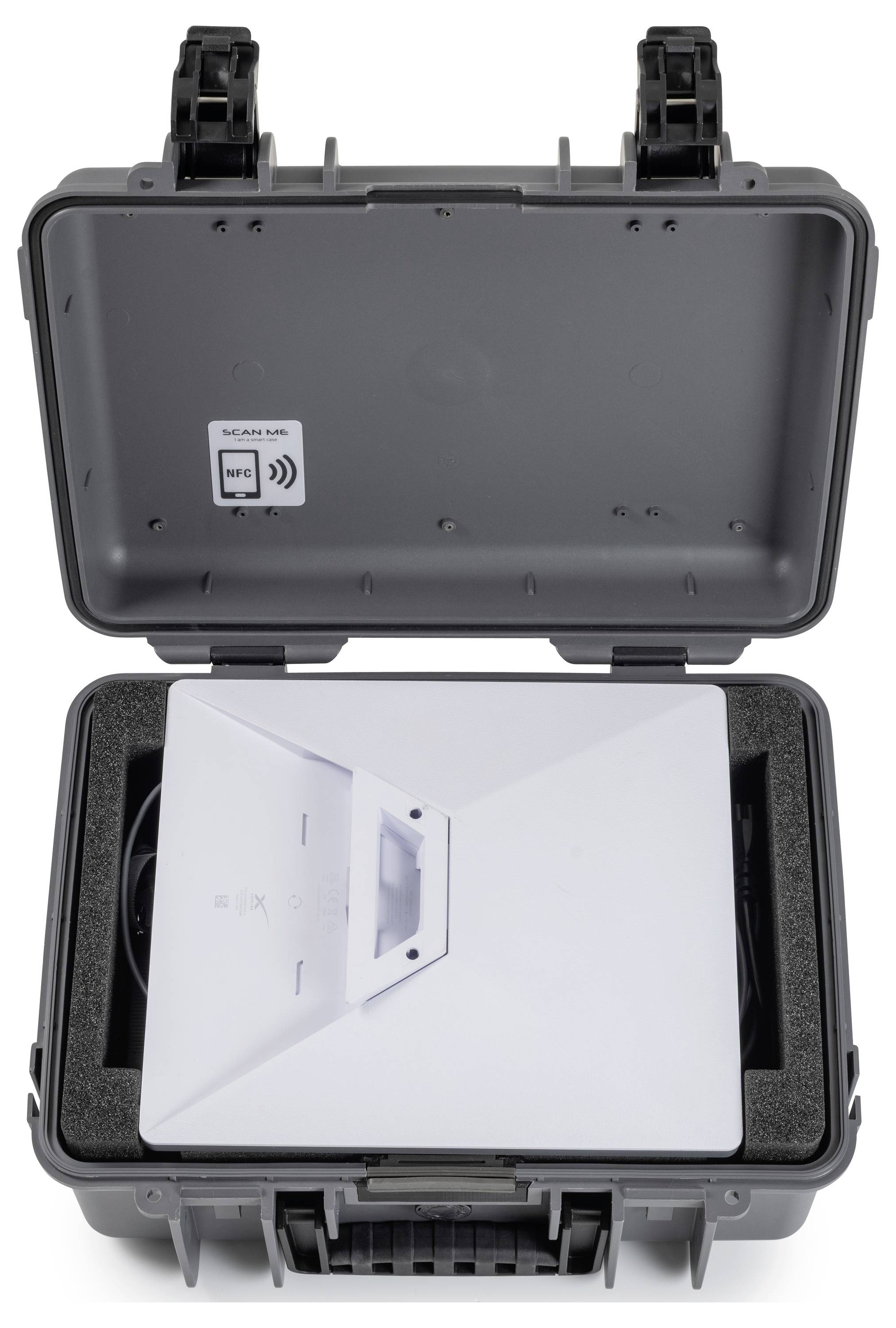 Open stevige hardcase bevattende een gevouwen witte drone of apparaat, met het deksel open en een NFC-scanlabel aan de binnenkant.