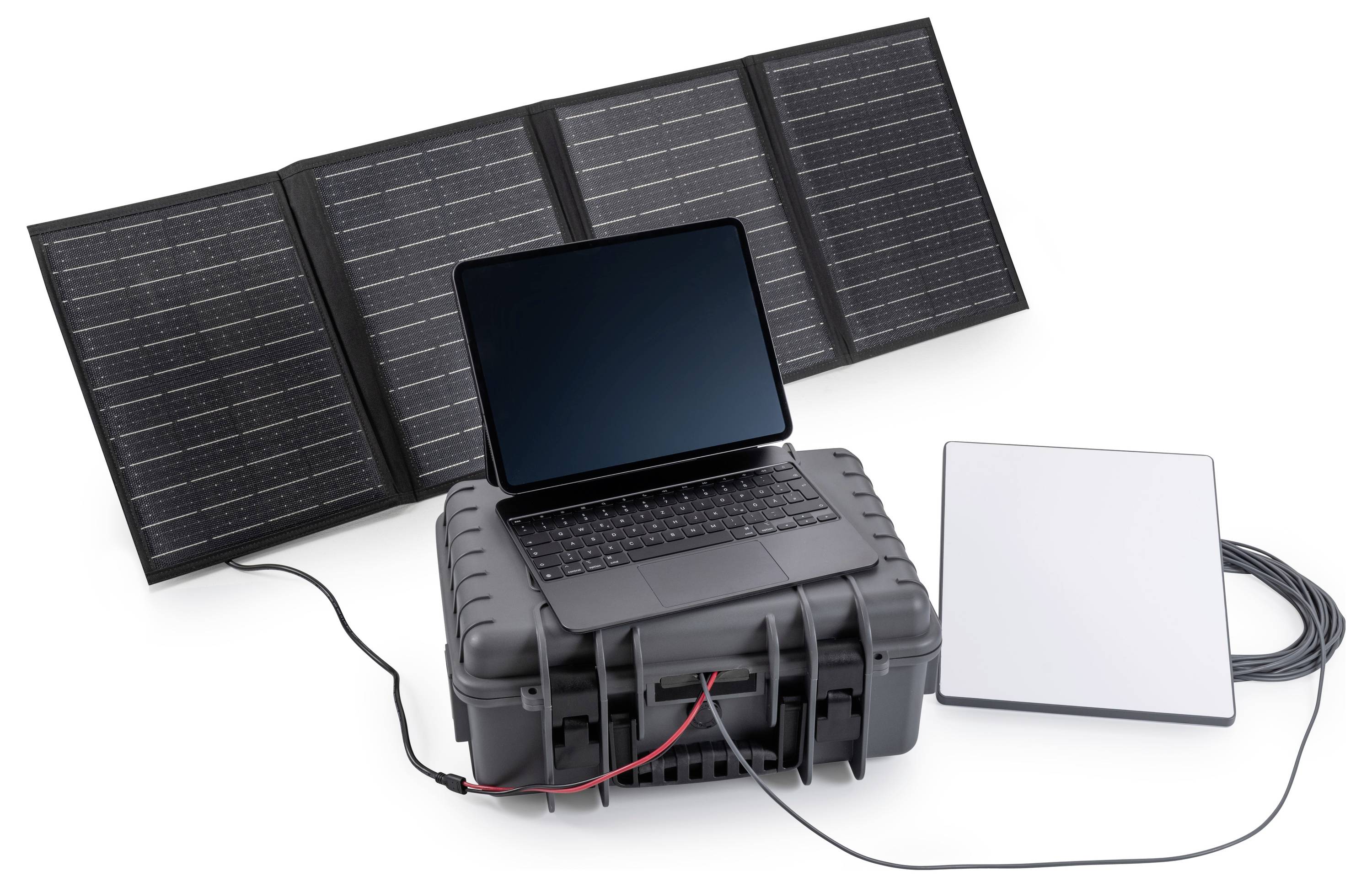 Draagbare zonne-energieopselling met opvouwbare panelen aangesloten op een robuuste batterijbehuizing en laptop, plus een afzonderlijk zonnepaneel voor opladen.