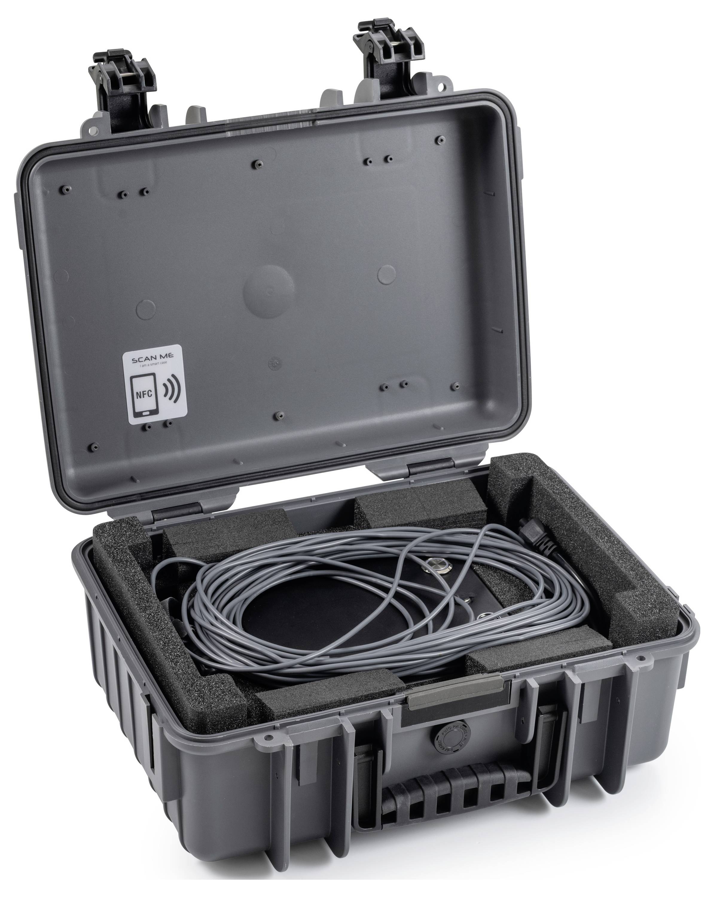 Open zwarte hardcase met schuimstof inzet, bevat een opgerold kabel en gemarkeerd met 'SCAN ME' op het deksel.