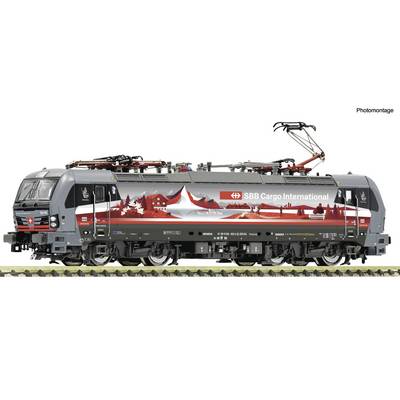 SBB Cargo International elektrische goederenlocomotief met een rood-wit gebrande landschapslivery op een witte achtergrond.