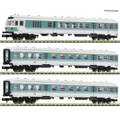 Drie zijaanzichtfoto's van een groen-witte modelreizigersteincar, weergegeven op een witte achtergrond, met het label 'Fotomontage' in de rechterbovenhoek.