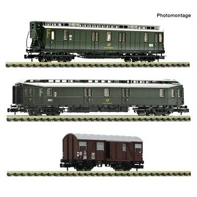Fotomontage van drie modelspoorweggoederenwagens: twee donkergroene passagiersstijl-wagens en één bruine gesloten goederenwagen op rails.
