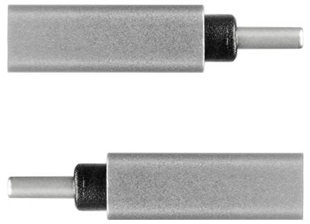 Twee zilveren cilindrische connectors weergegeven op een witte achtergrond, één met de metalen pin aan de rechterkant en één met de pin aan de linkerkant.