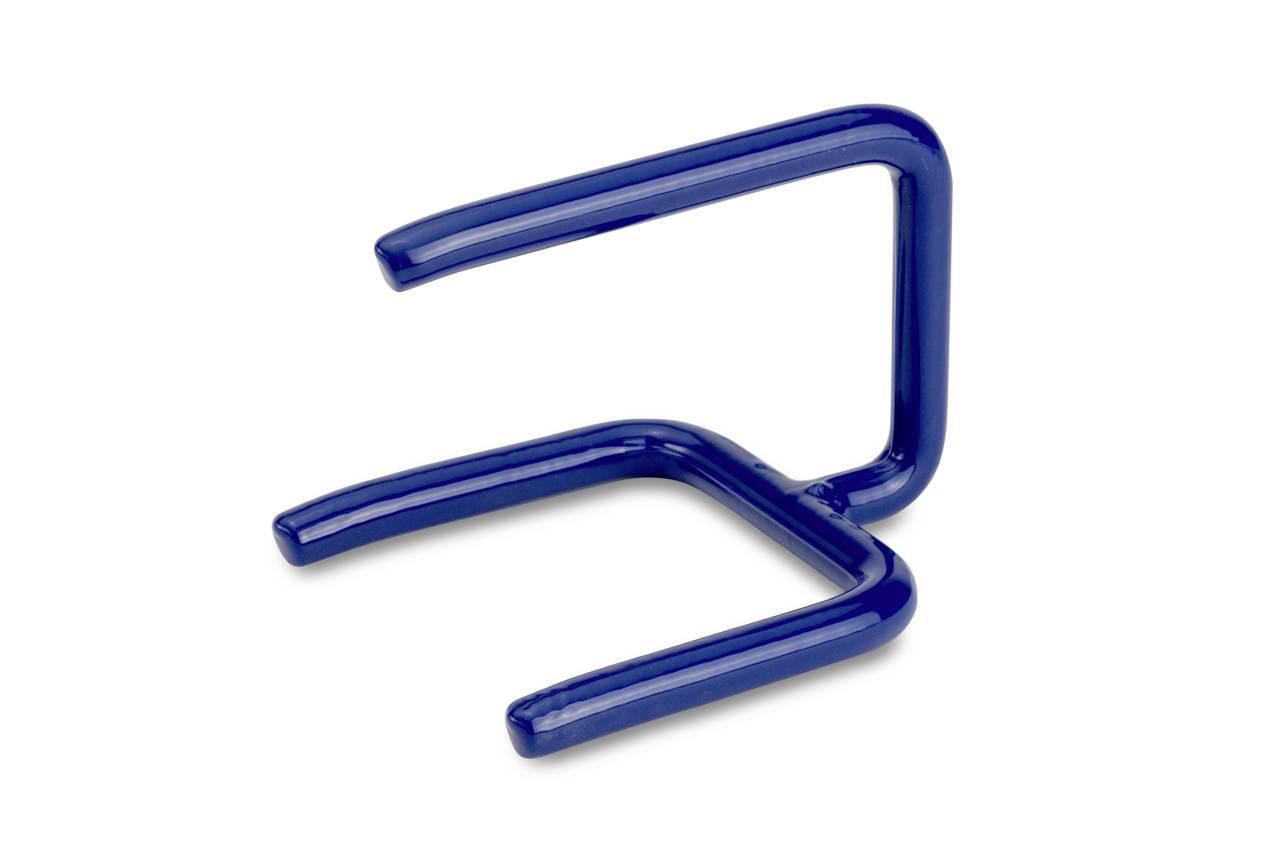 Blauw plastic kantoorovereenkomst gebogen in een U-vormige standaard, geïsoleerd op een witte achtergrond.