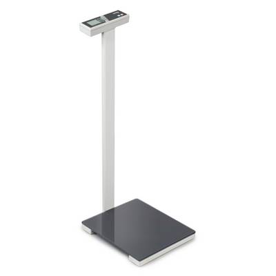 Digitale vloerweegschaal met hoge kolom en displaytoetsenbord, weergegeven op een witte achtergrond.
