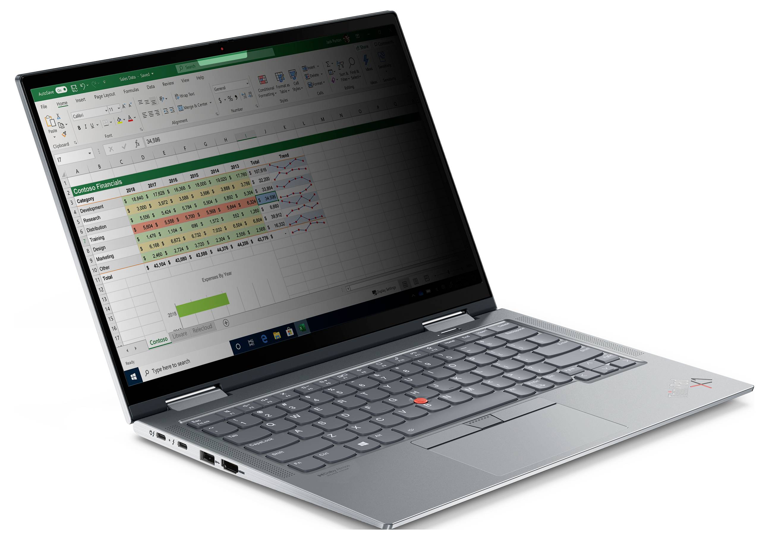 Een laptop met een spreadsheet op het scherm met kleurgecodeerde financiële gegevens, grafieken en tabellen.