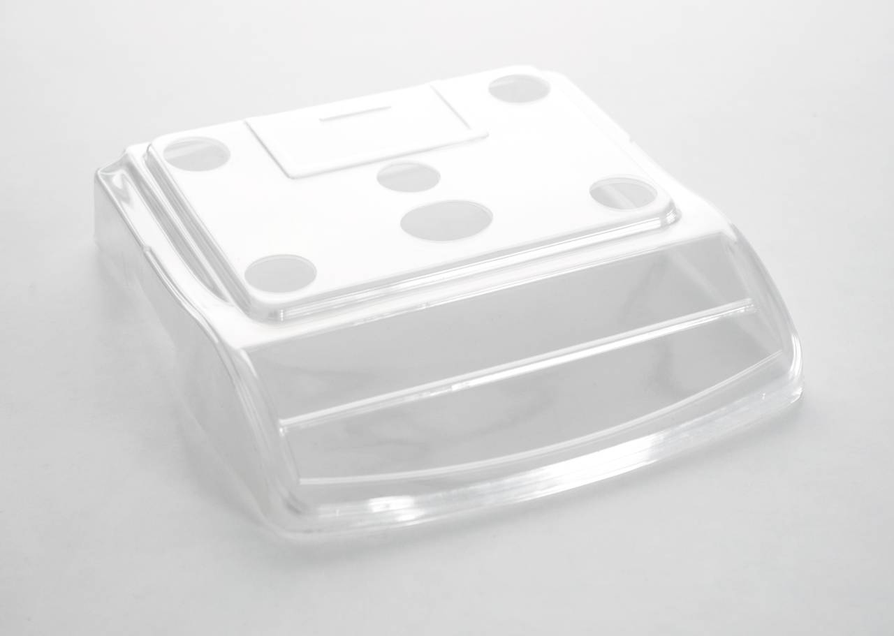 Transparante plastic opslagdoos met een doorzichtig deksel, getoond op een effen witte achtergrond.