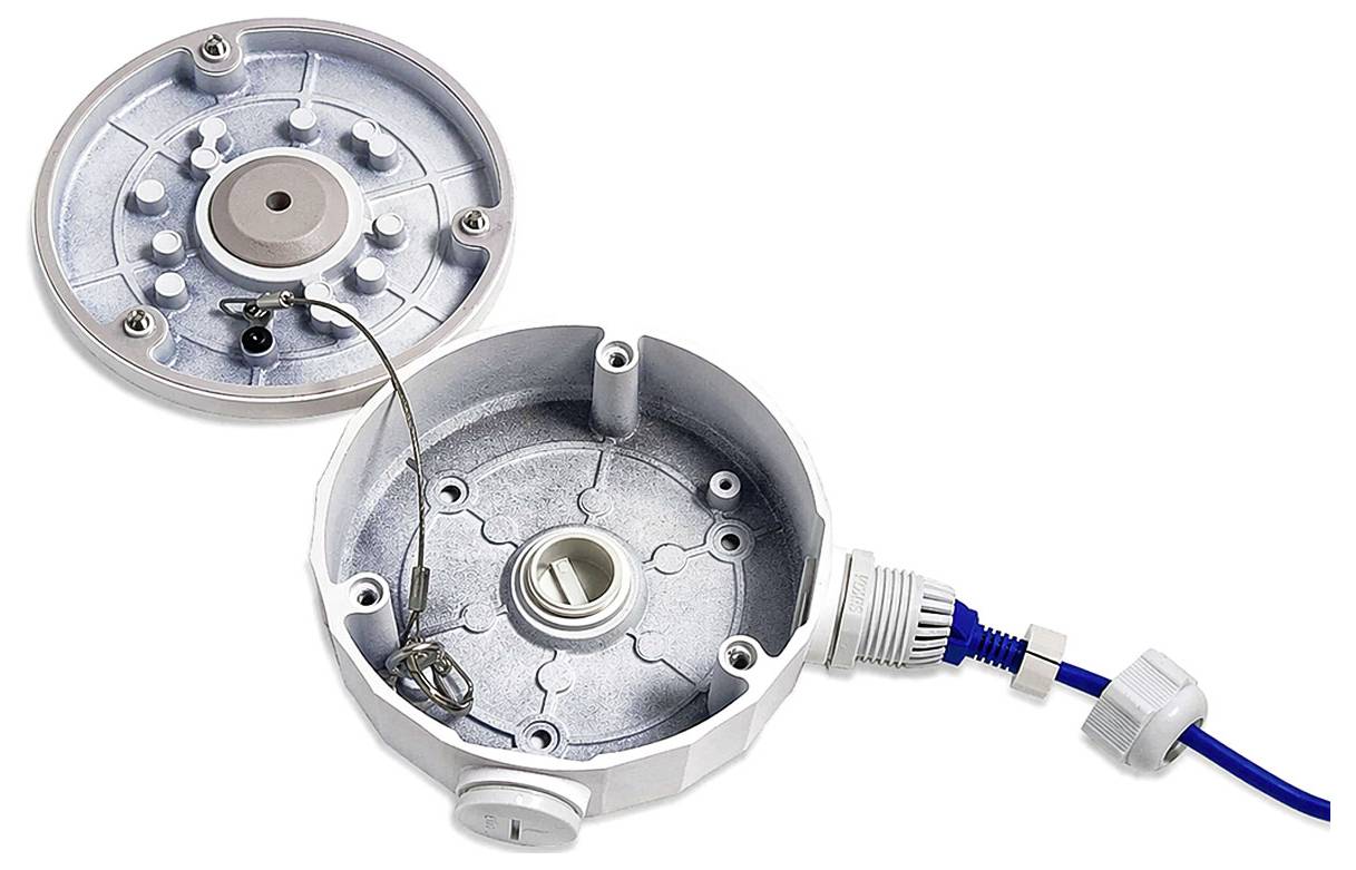 Open metalen elektrische verbindingsdoos met deksel verwijderd, waarop de interne bedrading en een blauwe kabel zichtbaar zijn die door een connector naar binnen gaat.
