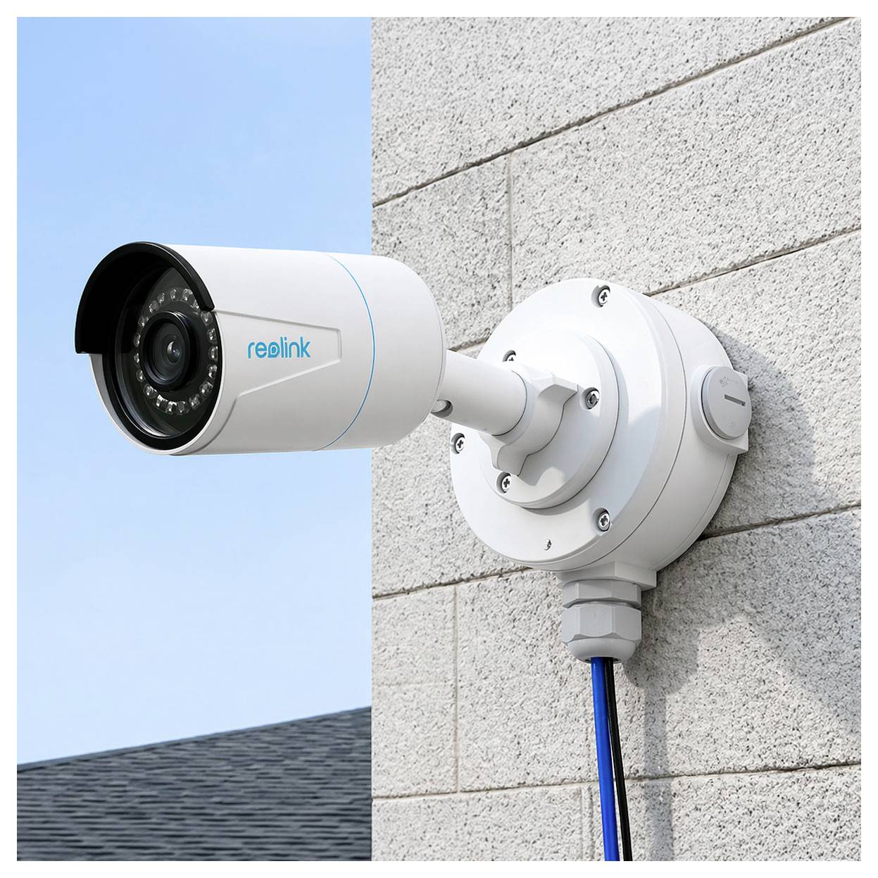 Witte Reolink beveiligingscamera gemonteerd op een buitenmuur, gericht naar buiten tegen een blauwe lucht.