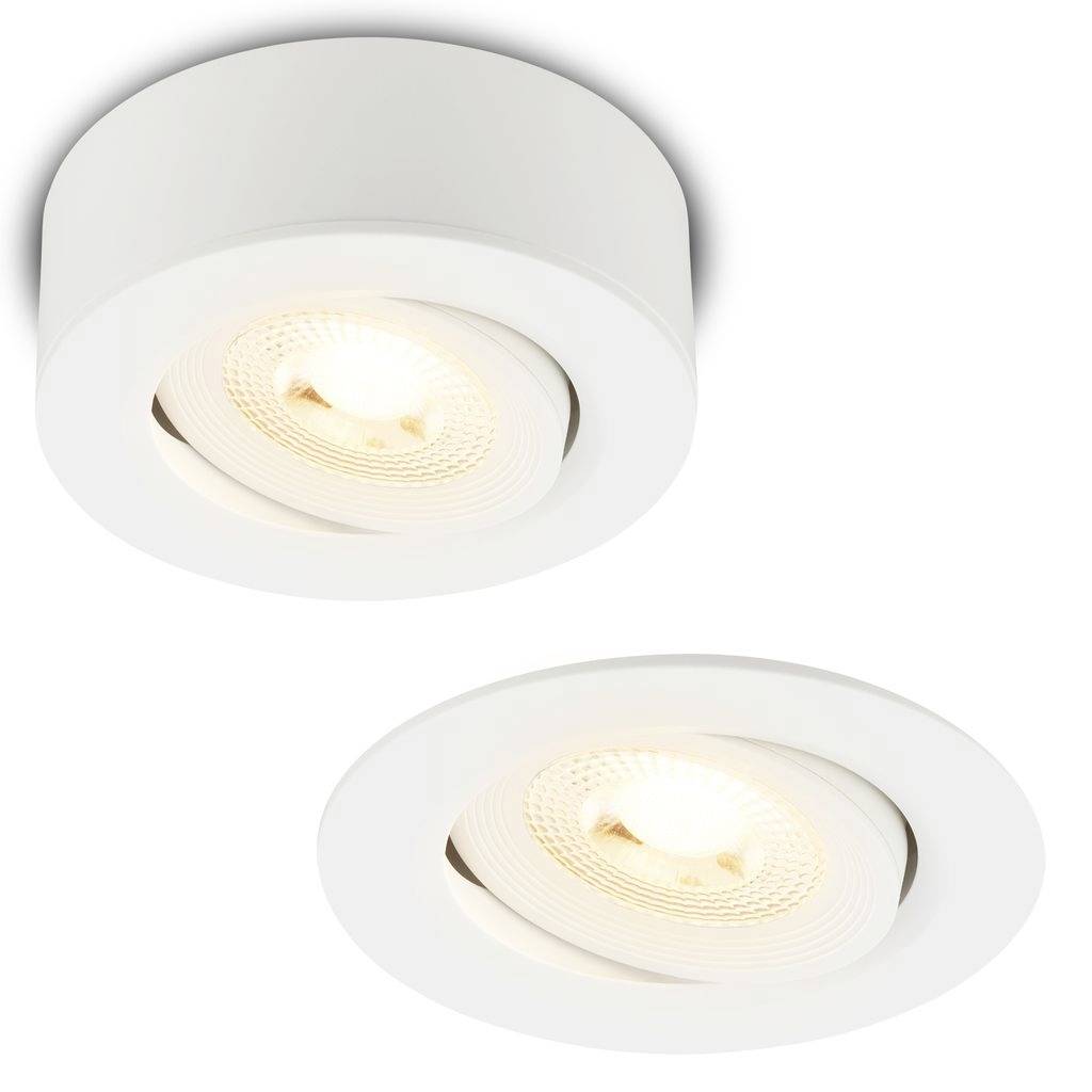 Twee witte inbouwspots in het plafond met warme lampen, afgebeeld tegen een effen witte achtergrond.