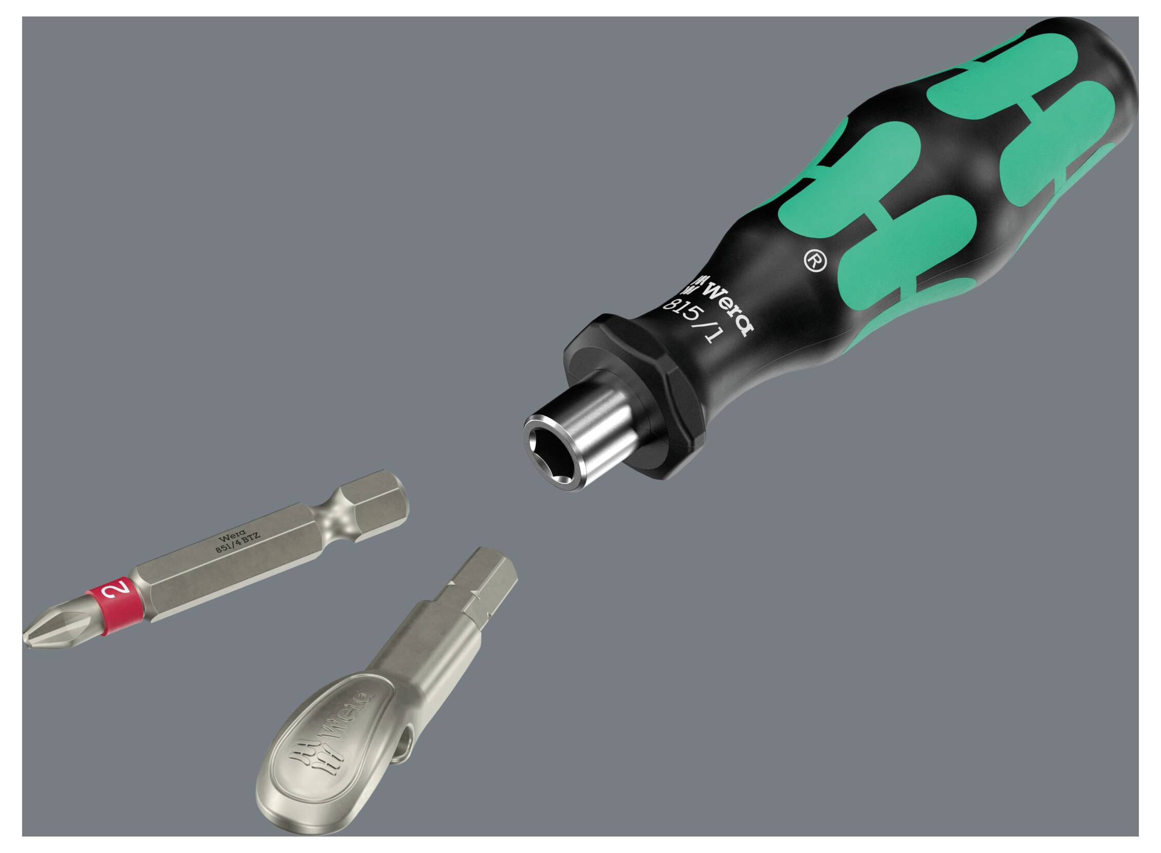 Drie uitwisselbare schroevendraaier bits en een zwart-groen Wera-handvat, getoond als een gereedschapset op een grijze achtergrond.