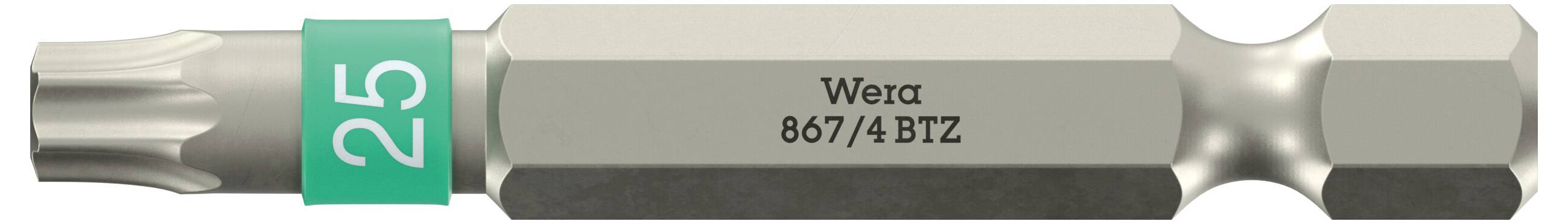 Close-up van een Wera 25mm Torx bit met groen maatband, gelabeld 867/4 BTZ, weergegeven op een witte achtergrond.