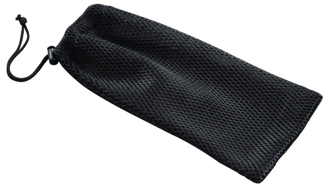 Zwart mesh-tasje met trekkoord, plat uitgelegd, gebruikt voor het opbergen of vervoeren van kleine spullen.