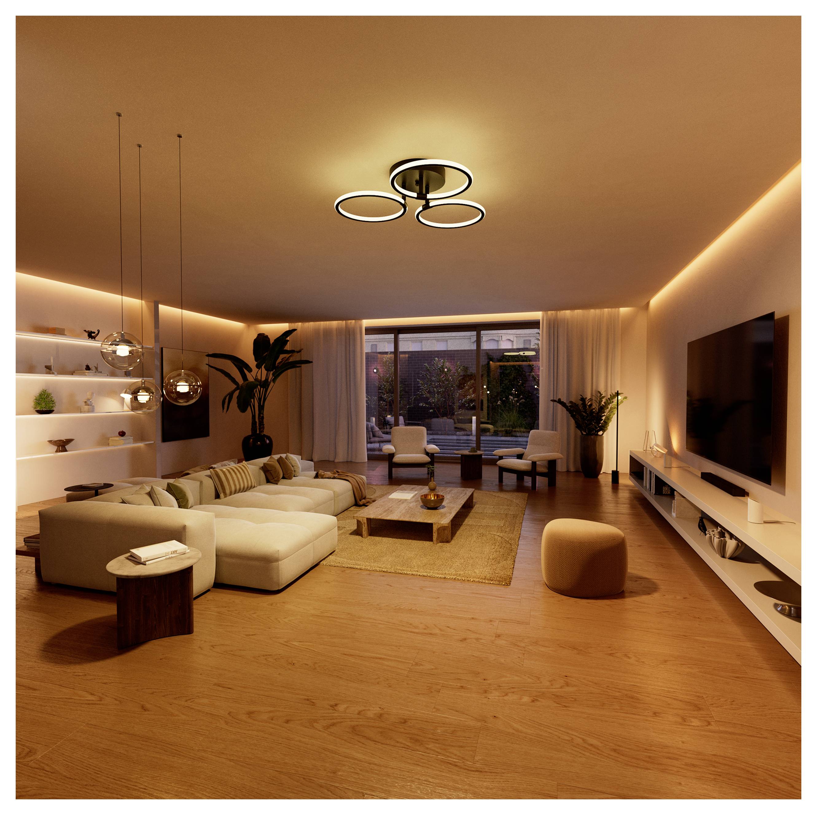 Modern woonkamer met een hoekslaapbank, een salontafel, een groot televisietoestel, warm omgevingslicht en een raam van vloer tot plafond met uitzicht op een tuin.