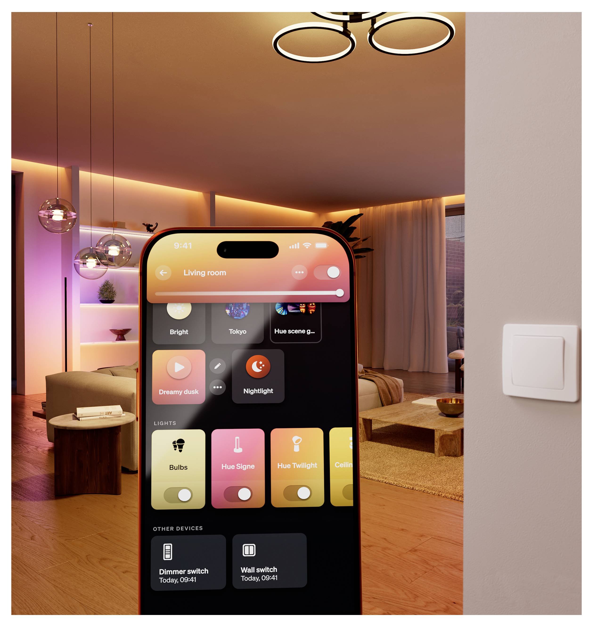 Smartphone slimhuisapplicatie voor het bedienen van woonkamerlichten en apparaten, met tegels voor scènes zoals Helder, Tokio, Dromerig, Nachtlampje, gloeilampen en schakelaars.