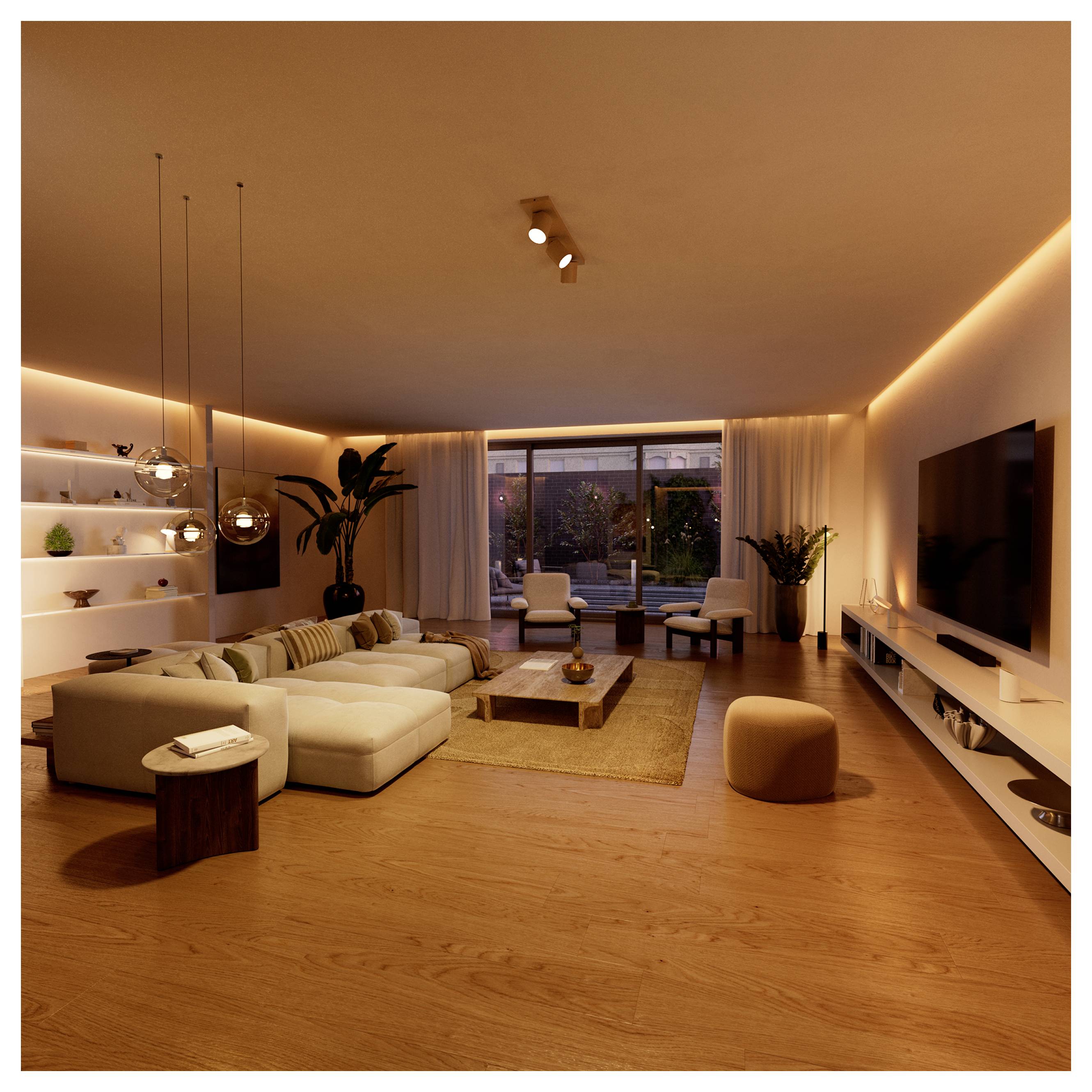 Moderne woonkamer bij schemering met een hoekslaapbank, salontafel, aan de wand bevestigde televisie, warm accentverlichting en grote ramen met uitzicht op een tuin.