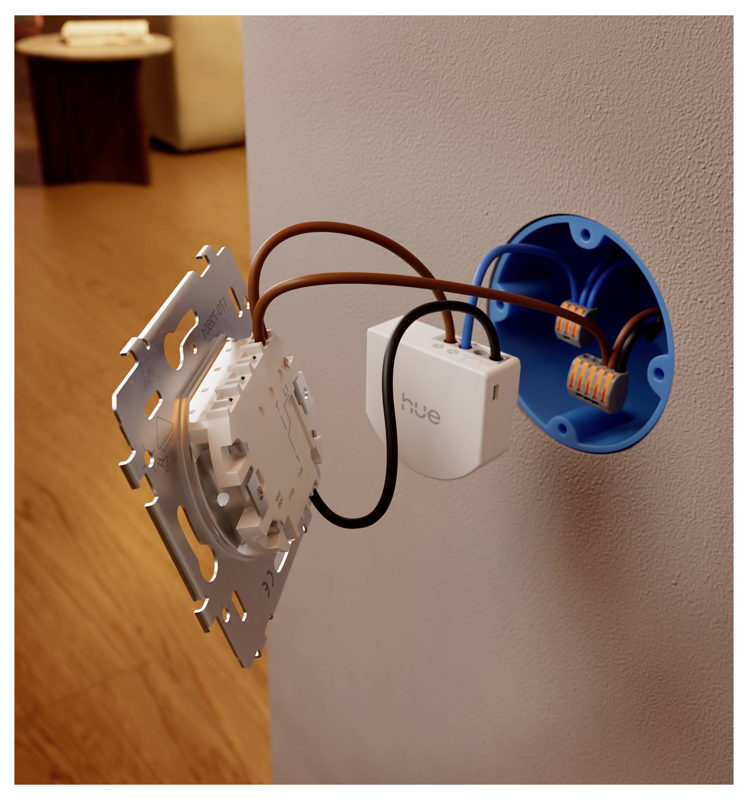 Gedeeltelijk geïnstalleerde slimme lichtschakelaar-bedrading in een wandkastje, met blootgestelde kabels, een witte 'hue'-module en een blauw elektrisch kastje.