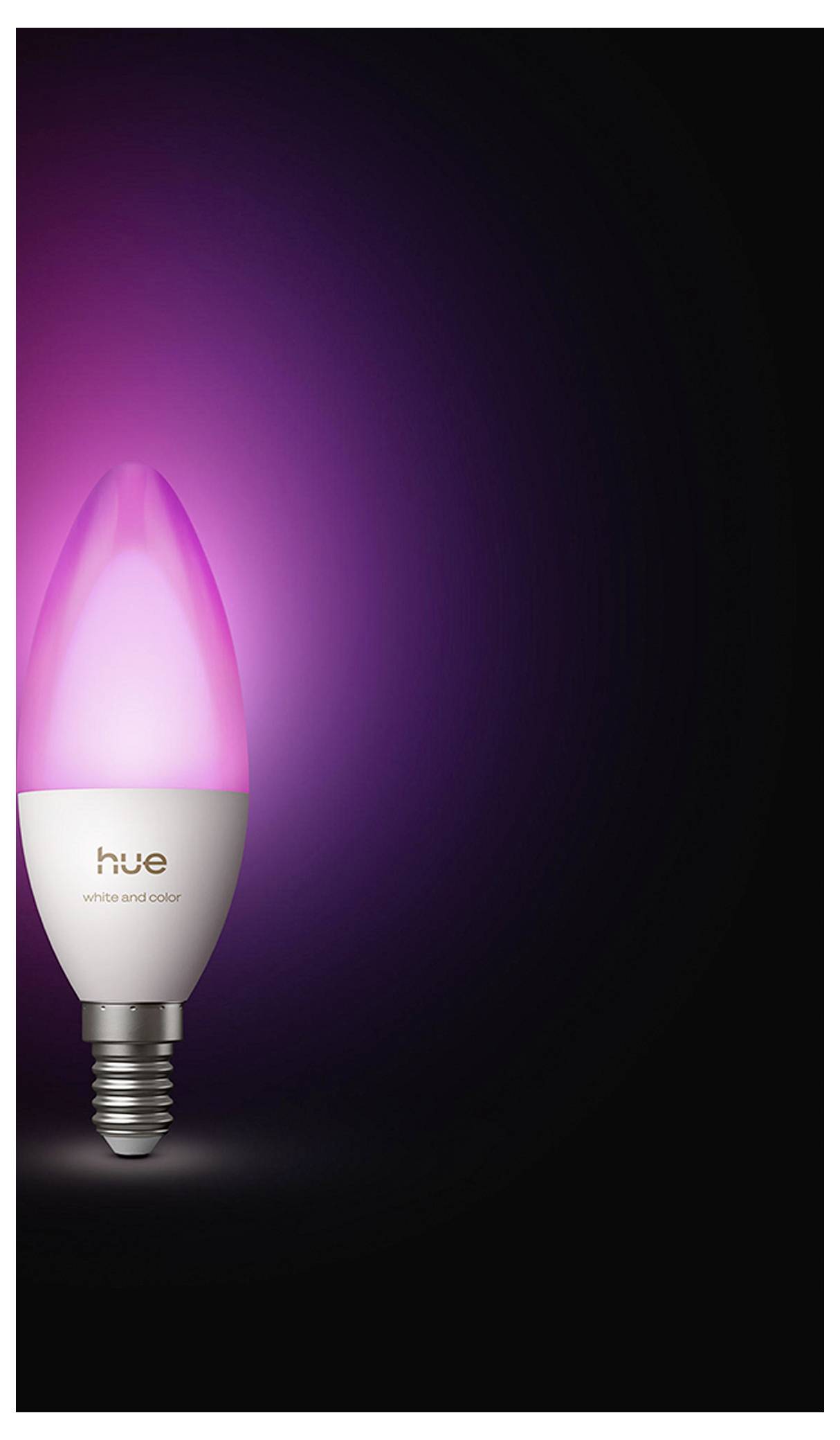 Een Philips Hue slimme gloeilamp gloeien roze op een zwarte achtergrond.
