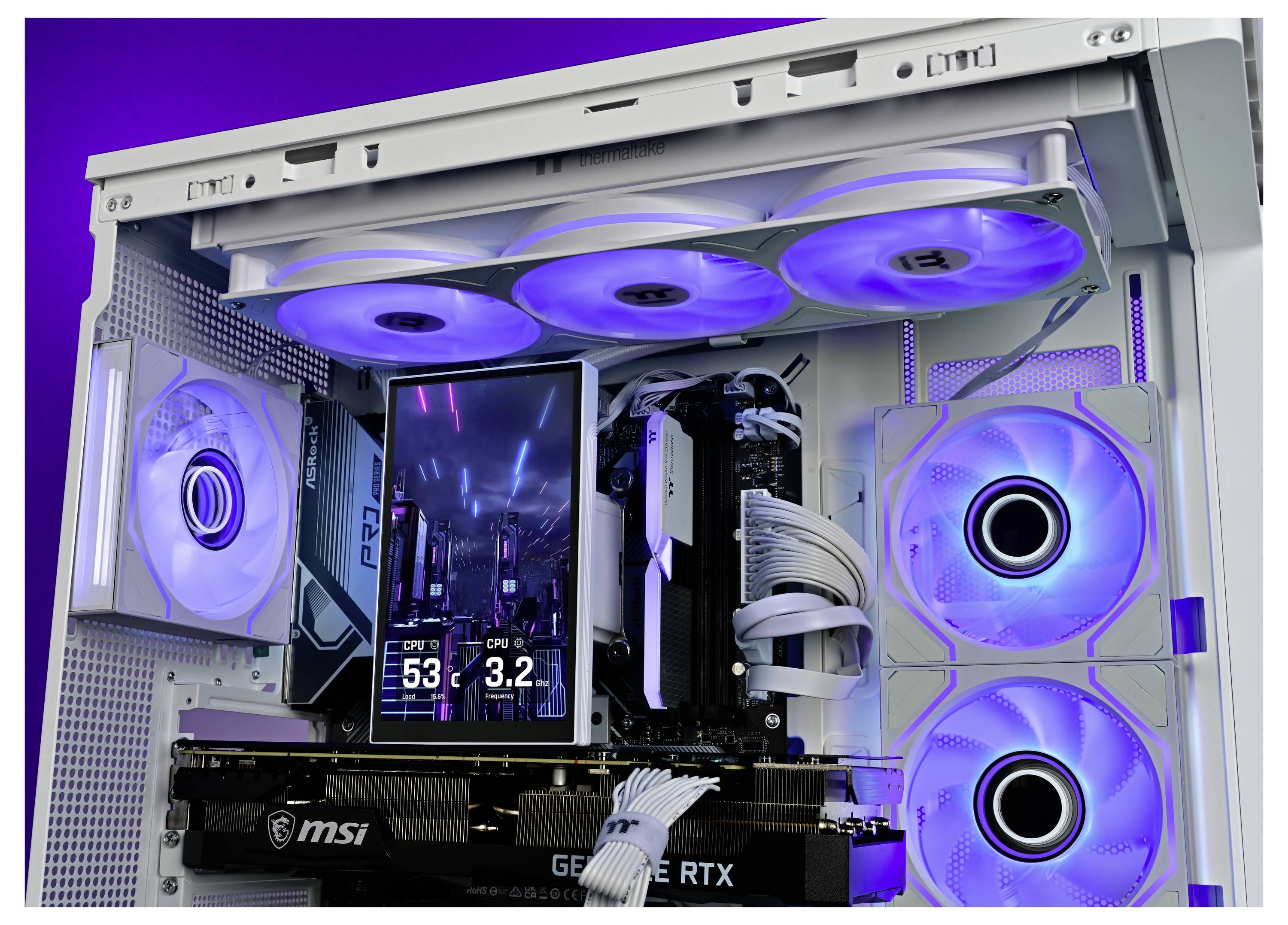 Open wit gaming-pc-behuizing met RGB-verlichte koelventilators, een verticaal display en MSI GeForce RTX-grafische kaart erin.