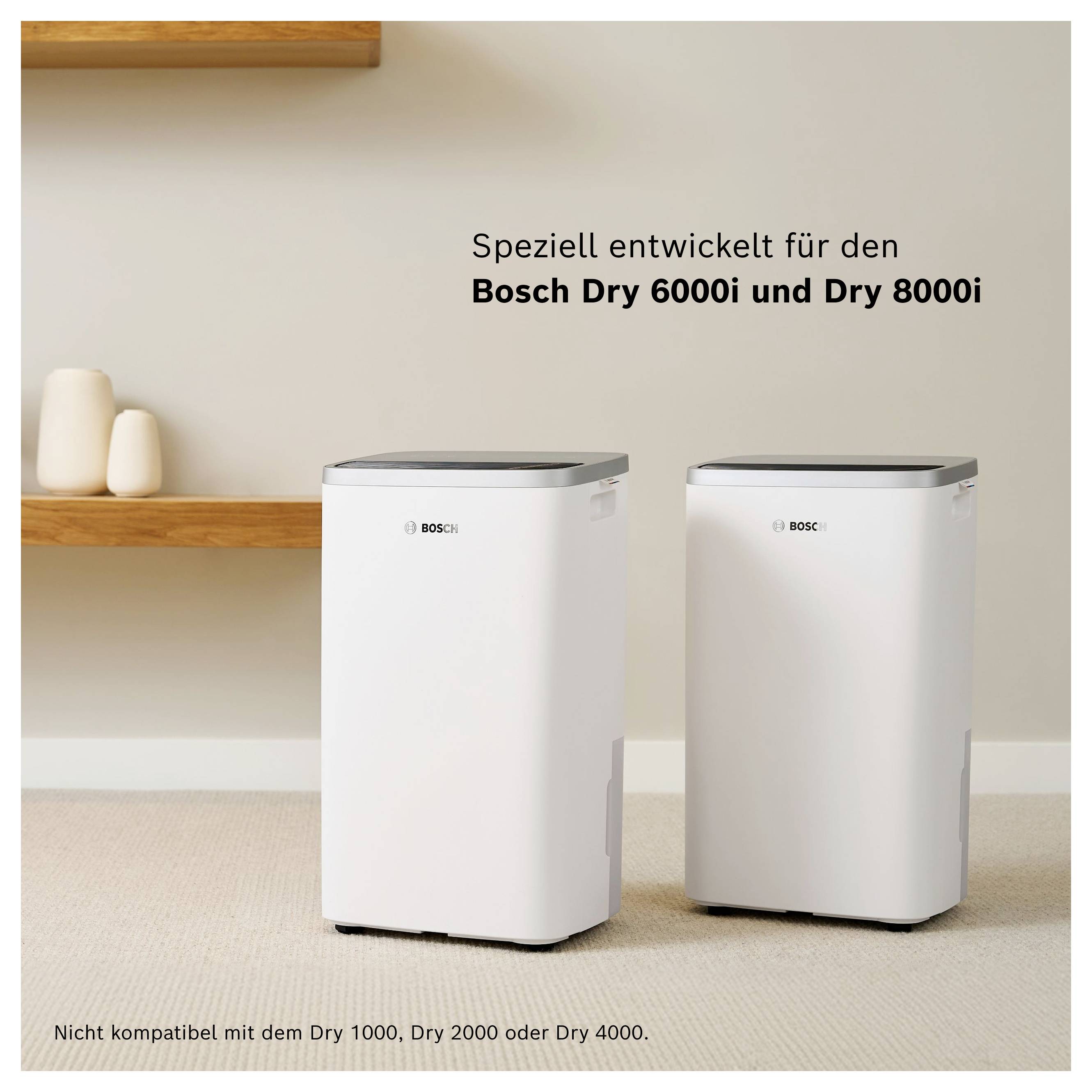 Advertentieafbeelding met twee witte Bosch-apparaten; Tekst: 'Speciaal ontwikkeld voor de Bosch Dry 6000i en Dry 8000i', onderaan opmerking: niet compatibel met Dry 1000, 2000 of 4000.