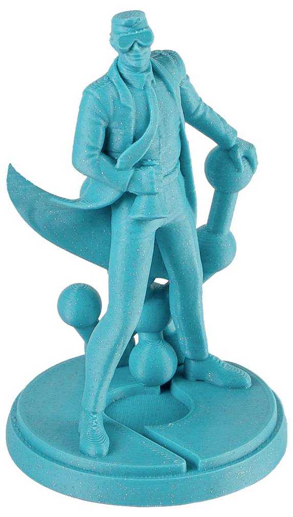 Een turquoise 3D-beeldje van een gemaskerde man in een lange jas en sjaal, staande op een ronde voet en leunend tegen een groot bolvormig object.