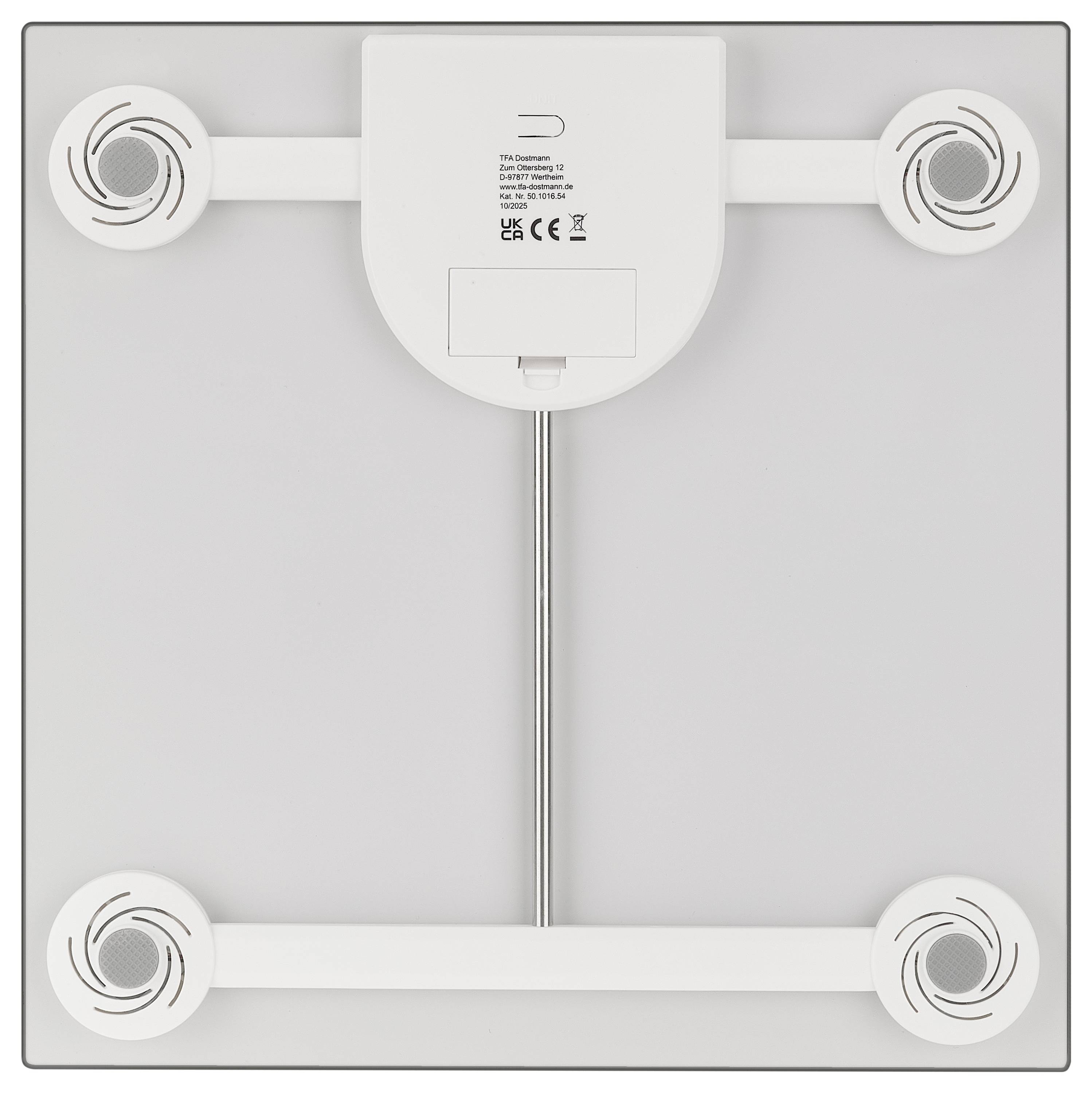 Onderkant van een vierkante witte elektronische weegschaal met vier ronde sensoren-voetjes en een centraal batterijvak.