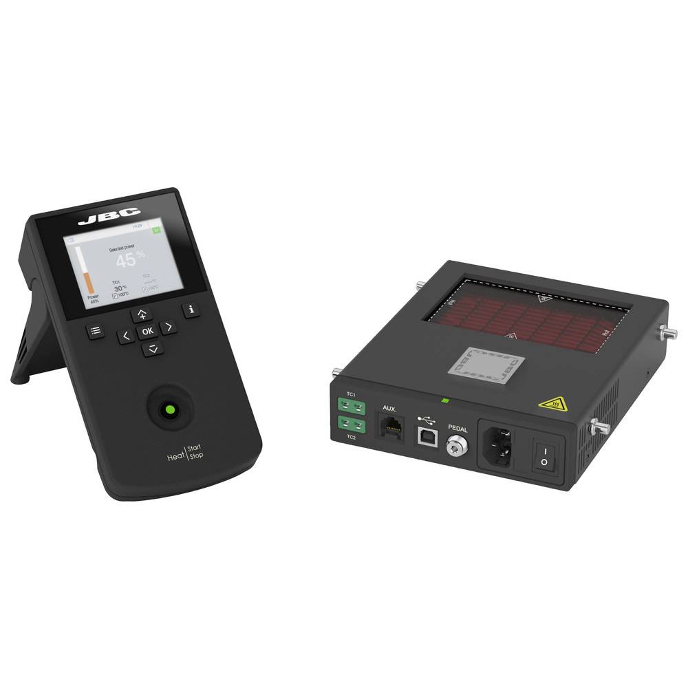 Twee JVC audio-besturingsapparaten op een witte achtergrond: een draagbare touchscreen-afstandsbediening en een compact rack-stijl apparaat met display en aansluitingen.