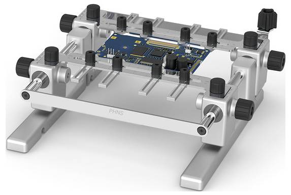 Metalen printplaathouder-fixture die een kleine blauwe PCB vastklemt voor inspectie of solderen, met verstelbare zwarte knoppen en steunarmem.