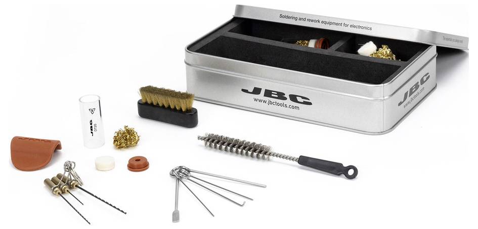 JBC soldeerings- en reparatieapparatuur kit in een metalen koffer met diverse schoonmaakgereedschappen, messing wol, borstels, punten en kleine onderdelen gerangschikt op een witte achtergrond
