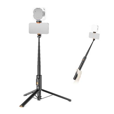 Opvouwbare selfie-stick statief dat een telefoon en actioncamera vasthoudt, weergegeven uitgestrekt op drie poten en als handheld voor foto's op afstand.