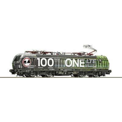 Modern zwart-en-groen vrachttreinlocomotief zijkant met grote '100' en 'ONE' branding, commemoratieve uitvoering op witte achtergrond