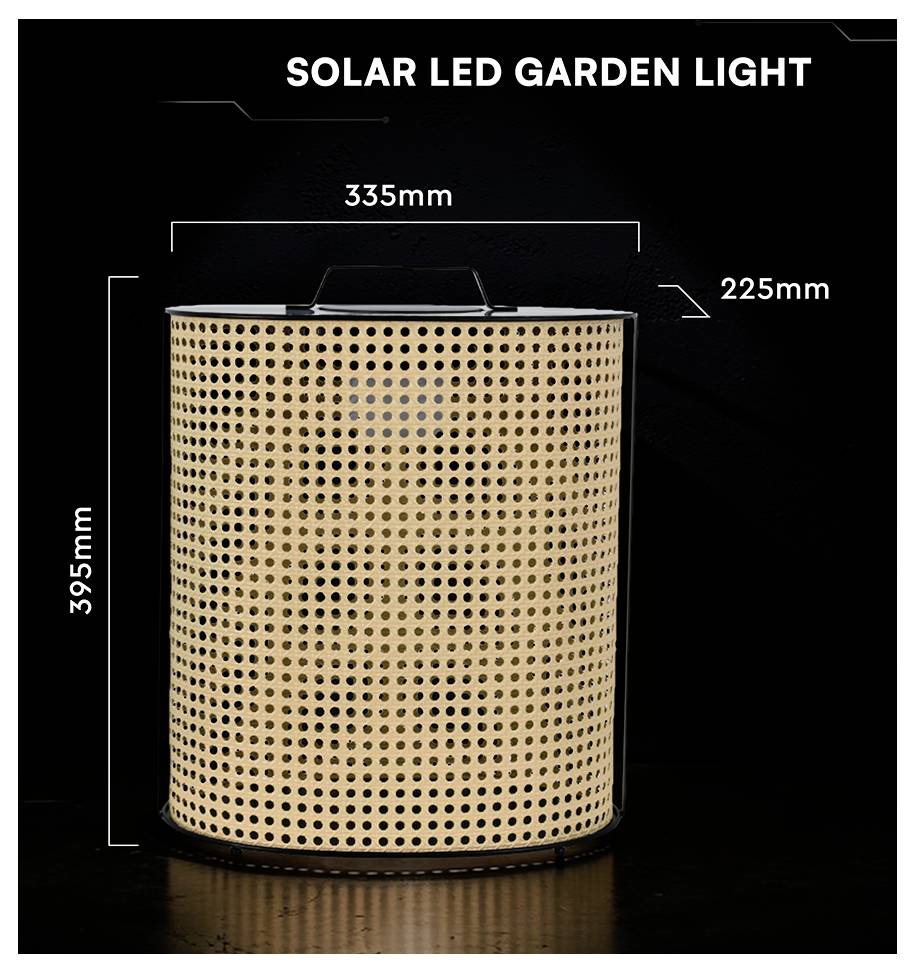 Zonne-LED-tuinlamp weergegeven in vooraanzicht, cilindrische lamp met gevlochten uiterlijk en handvat, gelabeld met 395mm hoog, 335mm breed en 225mm diep.