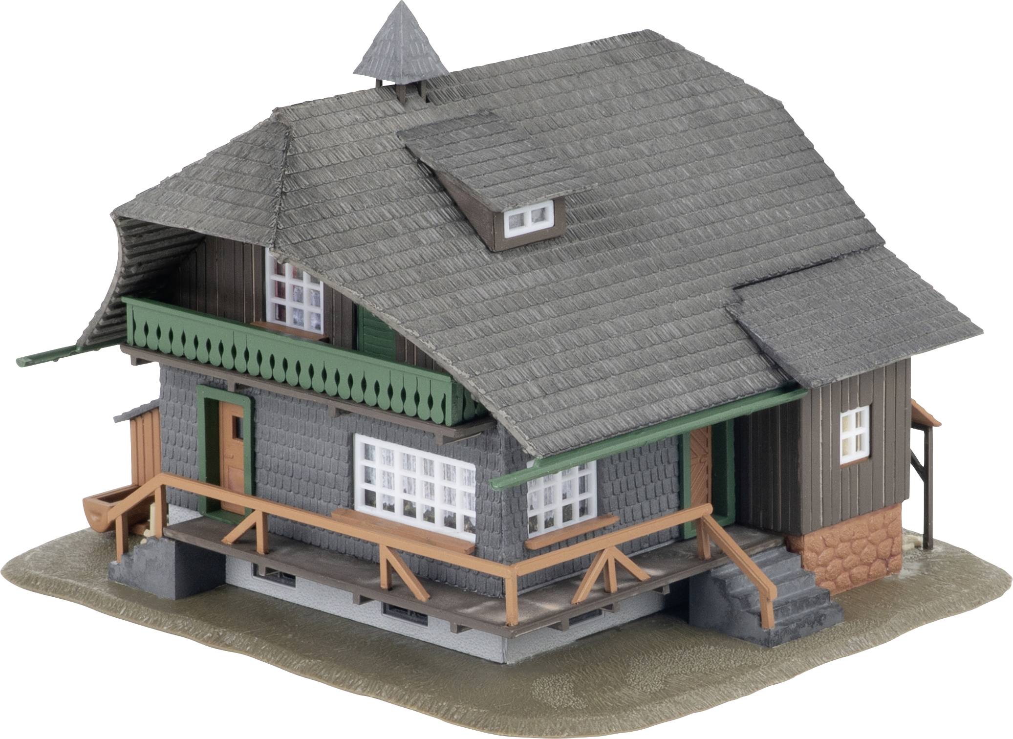 Klein model van een rustiek twee-verdieping huis met een steil grijs dak, veranda, balkon en trappen op een basis