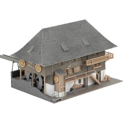 Schaalmodel van een traditioneel watermolengebouw met een groot hellend dak, houten balkon, waterrad en stroomkanaal aan de linkerkant.