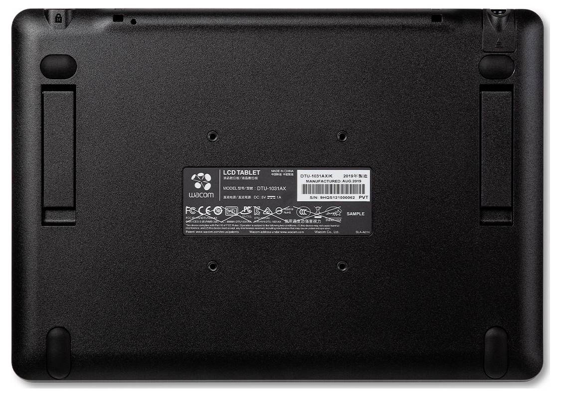 Achterkant van een zwart Wacom LCD-tablet met rubberen voetjes, zijgrepen en een centraal productlabel.